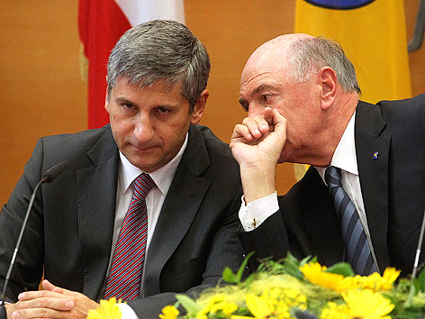 © APA/Bundesheer/Dragan Tatic Außenminister Michael Spindelegger und Niederösterreichs Landeshauptmann Erwin Pröll