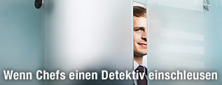 Mann steht hinter halb geschlossener Glaswand