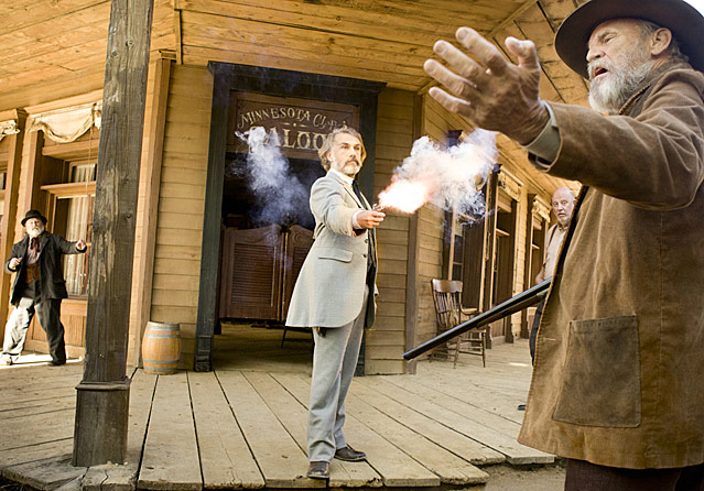© 2012 Sony Pictures Releasing GmbH Dr. King Schultz (Christoph Waltz) und Django (Jamie Foxx) in "Django Unchained"