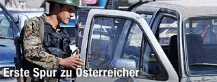 Jemenitischer Soldat durchsucht ein Auto