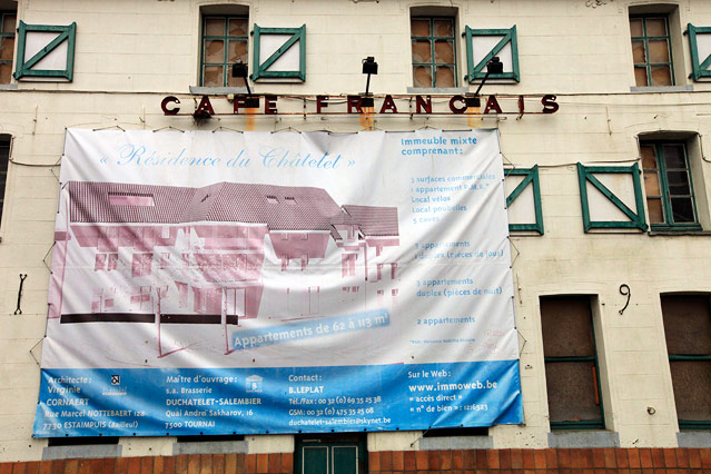 © Reuters/Pascal Rossignol Plakat mit der Ankündigung neuer Wohnungen auf der Fassade eines ehemaligen Kaffeehauses