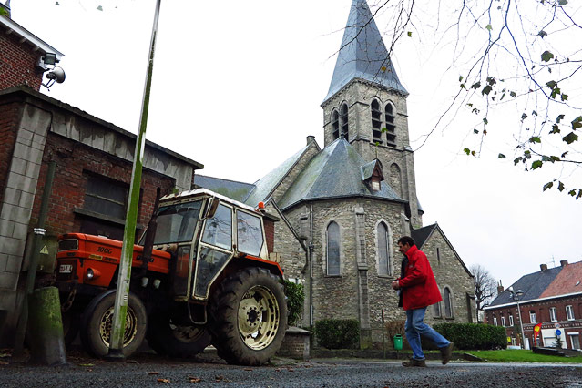 © Reuters/Pascal Rossignol Traktor vor der Kirche in Nechin