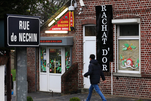 © Reuters/Pascal Rossignol Mann passiert den Eingang einer Trafik in Nechin