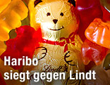 Ein Schokoladen-Goldbär von Lindt und Haribo Goldbären