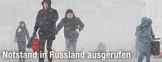 Menschen auf einer verschneiten Straße