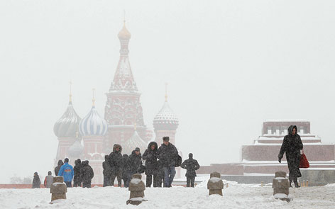 © APA/EPA/Yuri Kochetkov Menschen gehen über den verschneiten Roten Platz in Moskau