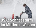 Mann beim Schneeräumen