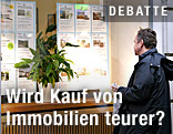 Mann sieht auf Immobilienangebote im Schaufenster