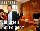 Uwe Scheuch im Gerichtssaal mit Richter im Hintergrund