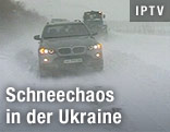 Auto steckt im Schnee fest