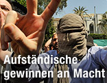 Ein Protestant zeigt das Victory-Zeichen