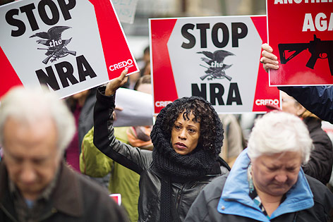 © APA/EPA/Jim Lo Scalzo Menschen protestieren gegen die NRA