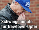 Mann bei Schweigeminute