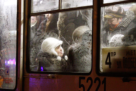 © Reuters/Mikhail Voskresenskiy Menschen hinter einem frostbedeckten Fenster