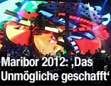 Künstler performen auf einer Bühne
