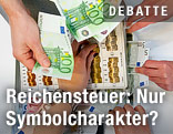 Mehrere Personen nehmen Geldscheine aus einer Kasse