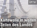 Autos auf einer Brücke