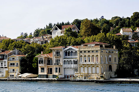 © Fotolia/maxbaer Ferienhaus "Yali" am Ufer des Bosporus