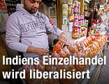 Ein indischer Verkäufer bietet Waren an
