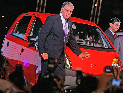 © AP/Rajanish Kakade Der indische Manager Ratan Tata steht vor einem Nano-Auto