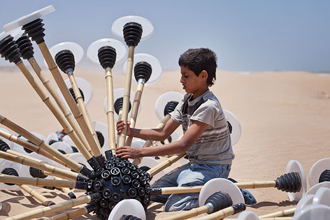 © Massoud Hassani Kind baut „Mine Kafon“ zusammen