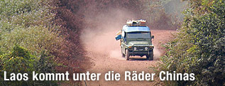 Lkw auf einer staubigen Stra&szlig;e