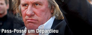 Schauspieler Gerard Depardieu streckt die Faust in die Höhe