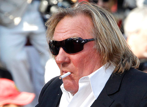 © Reuters/Jean-Paul Pelissier Schauspieler Gerard Depardieu raucht eine Zigarette