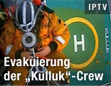 Person wird von dem Bohrschiff "Kulluk" evakuiert