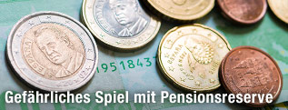 Spanische Eurom&uuml;nzen auf 100-Euro-Scheinen