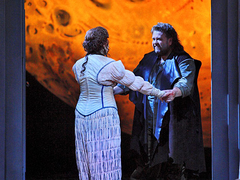 © APA/EPA/Bayreuth Festival/Nrico Nawrath Johan Botha als Siegmund und Edith Haller als Sieglinde in "Die Walküre"