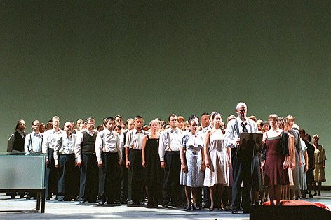 © APA/Axel Zeininger Giacomo Prestia und der Chor in einer Szene aus Verdis Oper "Nabucco" 2001 in der Staatsoper Wien
