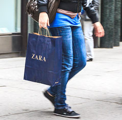 © ORF.at/Christian Öser Frau trägt ein Sackerl von Zara