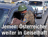 Jemenitischer Soldat bei einer Sicherheitskontrolle