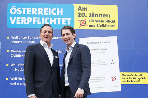 © APA/Georg Hochmuth ÖVP-Wien Landeschef Manfred Juraczka (l) und VP Staatssekretär Sebastian Kurz vor einem Werbeplakat für das Berufsheer