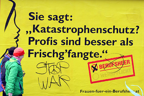 © APA/Herbert Pfarrhofer Zwei Frauen stehen vor einem Werbeplakat für das Berufsheer