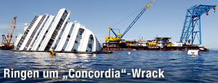 Costa Concordia umgeben von Bergungskr&auml;nen