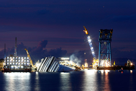 © Reuters/Stefano Rellandini Costa Concordia umgeben von Bergungskränen