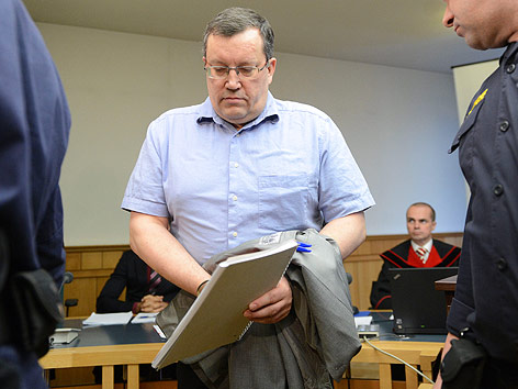 Gottfried Küssel neben Polizisten im Gerichtssaal