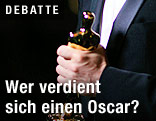 Oscar-Statue in einer Hand