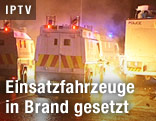 Einsatzfahrzeuge auf brennender Stra&szlig;e