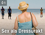 Szene aus Ulrich Seidls "PARADIES: Liebe": Eine österreichische Urlauberin steht vor dunkelhäutigen Strandverkäufern