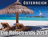 Strand mit Sonnenschirm und Liegen auf den Malediven
