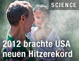 Vater und Kind kühlen sich ab