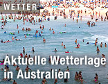 Menschen baden im Meer