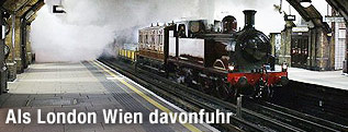 Eine restaurierte Dampflokomotive in einer londoner U-Bahn-Station