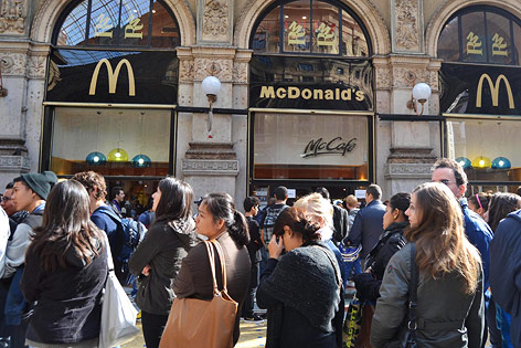 Viele Menschen vor der McDonalds Filiale in Mailand