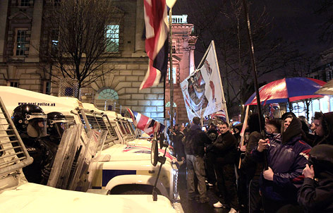 © Reuters/Cathal McNaughton Demonstranten mit britischen Flaggen vor Polizisten