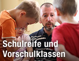 Kinder mit einem Pädagogen