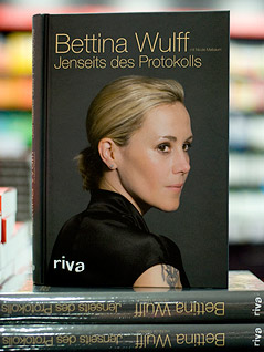 © dapd/Steffi Loos Exemplar des Buchs "Bettina Wulff - Jenseits des Protokolls"
